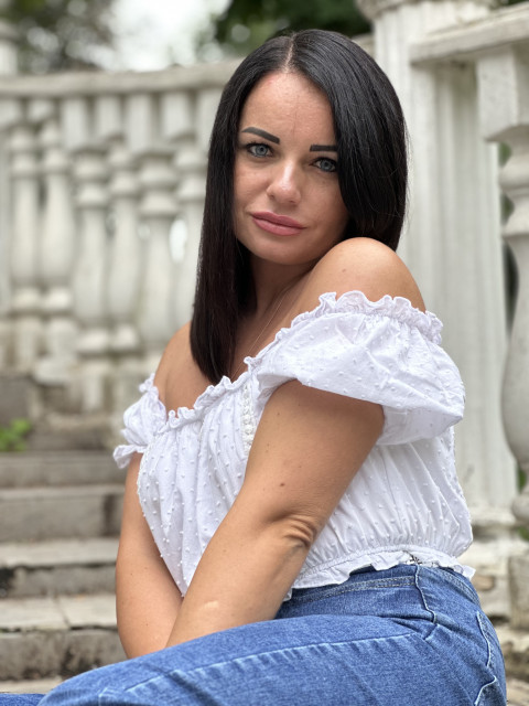 – Не знаю, – розгубилася вона. – Хоча, напевно, знаю: вихідний! День тільки для себе! Хочу побути на самоті – з ранку до вечора… Хочу виспатися, відпочити, полежати у ванні… Але хіба це реально… Ніхто тоді чомусь не прийняв це бажання всерйоз. 