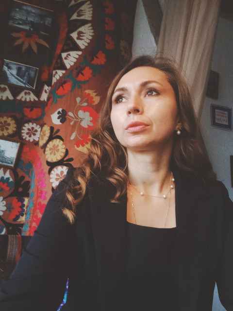 – Ти повернешся, – кинув Андрій їй у спину. – За тиждень приповзеш назад. Кому ти потрібна взагалі? Ірина не стала відповідати – заощаджувала залишки сил на дорогу через все місто. Людмила Миколаївна чекала на порозі, кутаючись у пухову хустку. – Замерзла, бідна моя. Іди сюди. Обійми пахли знайомими духами та домашнім затишком. Ірина уткнулася матері в плече, дозволяючи собі нарешті розслабитись.