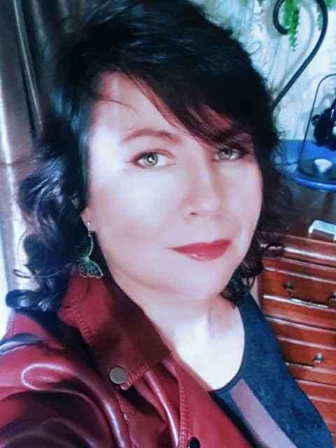 – Я Сергію все розповім! Все зрозуміла? Нехай знає, яку змію пригрів! Двері за ними зачинилися. Маша так і залишилася стояти посеред кухні, дивлячись на дві кофтинки на столі. Пляма на рожевій тканині розпливалася перед очима.