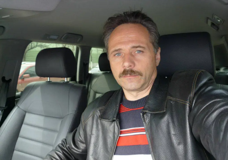 От якось друг порадив мені зареєструватись в інтернеті на сайті знайомств. Та краще б я цього не робив…