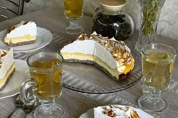 – Мені здається, що я тому все життя скачу від одного чоловіка до іншого, – зізналася вона. – Немов шукаю в кожному батька і не знаходжу