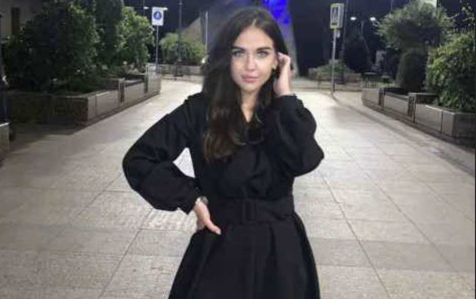 – Ти ж допоможеш? Ми квартиру на тебе перепишемо! Все, що лишилося! Аня перевела погляд на бабусю. В її очах був холод. – Квартиру? Ту саму, з якої ви вигнали мою матір із немовлям на руках? Ви думаєте, мені потрібні ваші метри? Я стояла біля панорамного вікна свого офісу на сімнадцятому поверсі. Місто лежало внизу, як на долоні, сяючи вогнями.