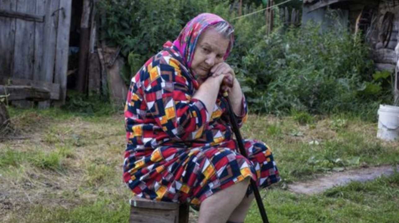 У нас по сусідству мешкала бабуся Таня. Жінці було вже під сімдесят. У неї з дітей був лише один син, якого вона завела у досить зрілому віці. Коли Микола підріс, він одразу поїхав до міста. Він наше село не любив, відкрито казав, що це діра, де нема чим зайнятися. Але через рік, як він поїхав та влаштувався у місті, став на кожен сезон урожаю приїжджати. У звичайний час він своїй старенькій мамі навіть не дзвонив, а тут із пакетами приїжджав, щоб усе, над чим жінка весь рік працювала, забрати за один раз.