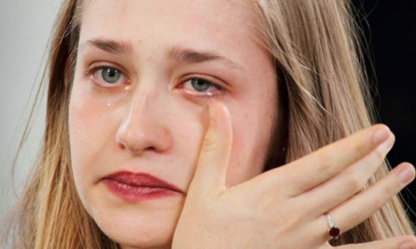 В кишені поруч з ключами лежала записка. Розгорнувши її, прочитала вміст — і серце ледь не розірвалося від болю. Я вийшла з дому разом з чоловіком. Ми поспішали на роботу. Чоловік сказав, що забув ключі від кабінету в куртці, яку одягав вчора. Попросив, поки він виїде з гаража, щоб я збігала додому і принесла.Швиденько піднялася на п’ятий поверх, відкрила двері і знайшла куртку. В кишені поруч з ключами лежала записка. Розгорнувши її, прочитала:»Вівторок. Ресторан« Ельдорадо ». О 18 годині ». Серце ледь не надірвалося від болю. Прикусила губу і пішла до чоловіка. Села в машину і не подала виду. Чомусь всередині не хотілося вірити, що чоловік мені зраджує.Протягом дня зміст записки не виходило з голови…