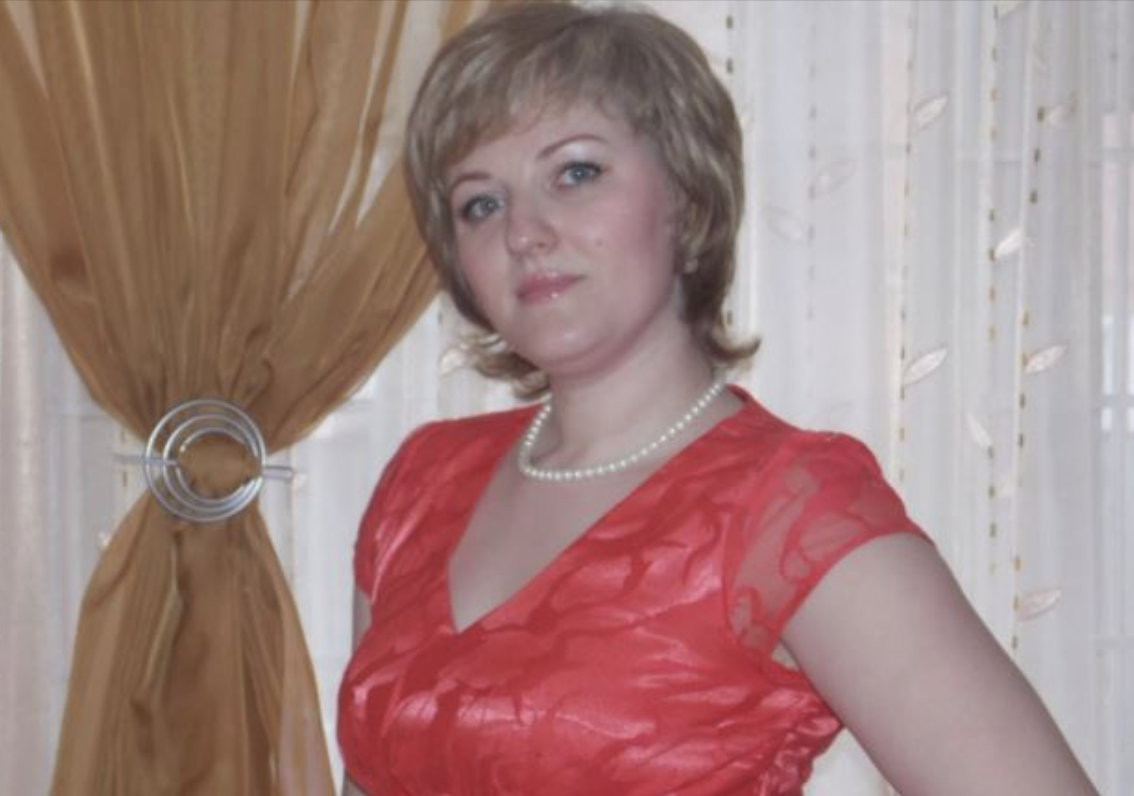 Я вийшла з кабінету rінеколога щаслива, тому що я ваrітна. У сорок років я стану мамою, для мене це прекрасна новина. Моїй доньці сімнадцять, скоро вона стане повнолітньою і поїде від мене. Останнім часом ми з нею не ладнаємо. Аріна хоче бути вільною, але а я постійно її опікаю. Не уявляю, у щоб вона влізла, якби я її не направляла б по життю.