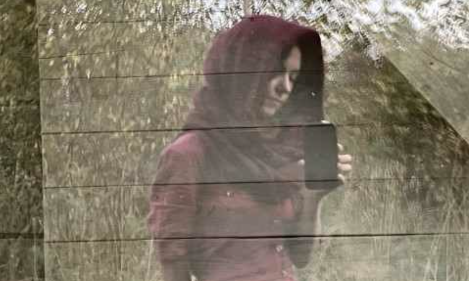 — А ти не луснеш, дорогенька, від такого нахабства? — голос Марини був тихим, але в натільній тиші він прозвучав, як ляск батога. — Ми з Сергієм на житло збираємо, а не на твої забаганки. Оля, роздувши ніздрі, швиркнула кухонний рушник на стіл так, що з нього посипалися крихти, і верескливо крикнула: — Жлоби! У рідної сестри єдина радість у житті накривається, а ви копійки рахуєте! На кухні повисла важка, липка пауза, у якій чути було лише, як шкварчить на пательні олія та цокає старий годинник на стіні. Цьогоріч Новий рік вирішили зустрічати у свекрухи, Галини Петрівни. Квартира в неї була простора, з високими стелями, які, здавалося, всотали запахи десятків сімейних застіль: хвої, мандаринів, домашньої печені та київського торта. Але цього разу до ароматів свята домішувався виразний запах скандалу, що от-от мав вибухнути.