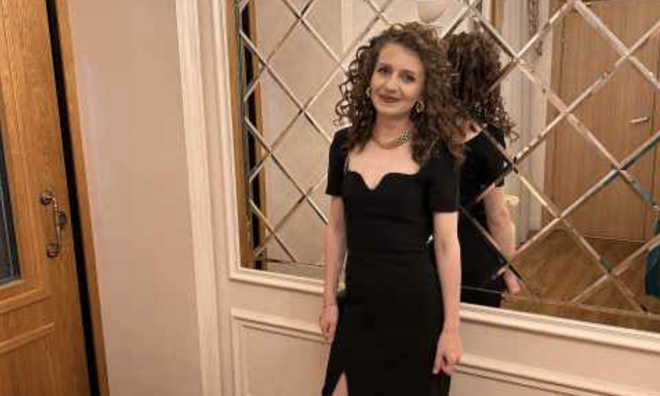 Олена не вірила своїм очам, своїм вухам і взагалі нічому не вірила! Директор видавництва, з яким у неї завжди були хороші ділові стосунки, буквально вистрибував з-за столу, кидаючи в обличчя звинувачення у всьому, що тільки можна було придумати: у недбалості, непрофесіоналізмі, безвідповідальності та нездорових амбіціях. Ще вчора вони з Сергієм Олександровичем обговорювали проект нового випуску журналу, йому подобалися її ідеї. Він схвалив напрацювання і погодив до публікації матеріали, які Олена разом з довіреним їй відділом готували з творчою вигадкою і оригінальністю.