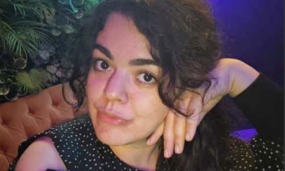 – А для тебе в мене особливий подарунок! – єхидно посміхнулася свекруха. З цими словами Нінель Аркадіївна простягла мені невеликий пакунок у папері з оленями, перев’язаний золотою стрічкою. Мимоволі зворушена, я подумала: – Боже мій! Невже ж нарешті щось змінилося? Невже три роки шлюбу з її сином хоч трохи розтопили крижану стіну, яку вона збудувала між нами з першого дня знайомства? Я розгорнула папір. І побачила… Йоржик для унітаза. Білий, пластиковий, дуже симпатичний. До йоржика додавалася записка, написана акуратним учительським почерком…