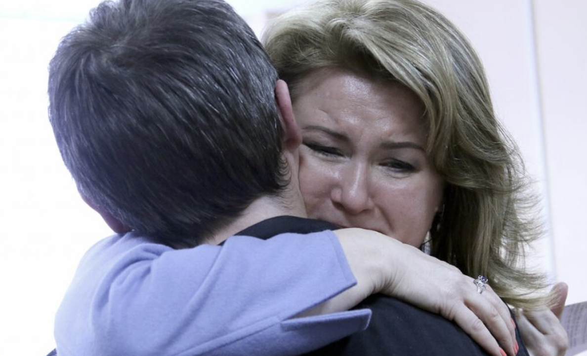 Коли син приїхав до матері, вона вручила йому дуже дорогий подарунок. Через тиждень синові зателефонували з лікарні…