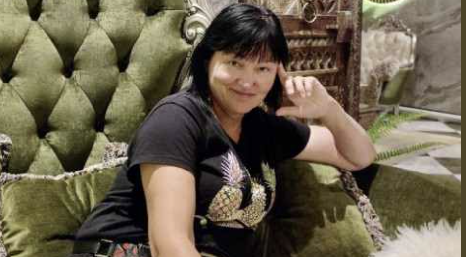 Я працюю покоївкою в невеликому готелі на узбережжі Греції, в мальовничому містечку Кавала. Вже 5 рік минає, відколи поїхала заробляти гроші за кордон, залишивши вдома доньку Олю. Вона на той час вже була самостійна, навчалася в університеті. Робота важка: щодня доводиться вставати о 5-6 ранку, міняти важкі комплекти постелі, тягати мішки з білизною, драїти підлоги й чистити санвузли. Через це в мене вже почалися серйозні проблеми зі спиною, а ноги вкрилися варикозом. Готель розташований біля моря, але, чесно кажучи, я його майже не бачу. Кожна хвилина – це праця, не до відпочинку.