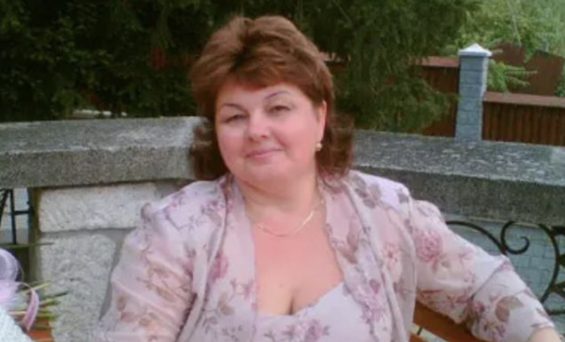 Так сталося, що я зі своєю подругою пішла до магазину, їй щось купити треба було. І там же лоб у лоб зустрілася зі своїм сватом. -А що ви тут робите, ви ж зазвичай у вихідні за продуктами приїжджаєте? – Запитала я. -А на ці вихідні велике свято намічається, у суботу народ ження онука святкуватимемо. Ось і накупили всього, м’ясо, солодке, овочі. -А чому в суботу та чому ви продуктами закуповуєтесь, а не діти? -Так Оленка після kесаревого ще слабко почувається, а ми вирішили такий подарунок зробити – стіл накрити. -Багато гостей чекаєте? -Так, тут ще сестри Олени приїдуть, подруги.