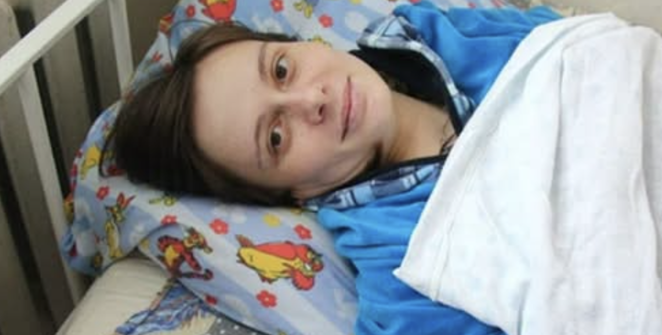 Вадиму зателефонувала дружина, що лежала в ліkарні, і сказала: -Завтра привези із собою 2 пляшки мінералки. Одна для моєї сусідки Олени. До неї взагалі ніхто не ходить. Купи їй ще чогось солоденького. Вадим зібрав цілий набір: апельсини, шоколадки, соки, якісь булочки.