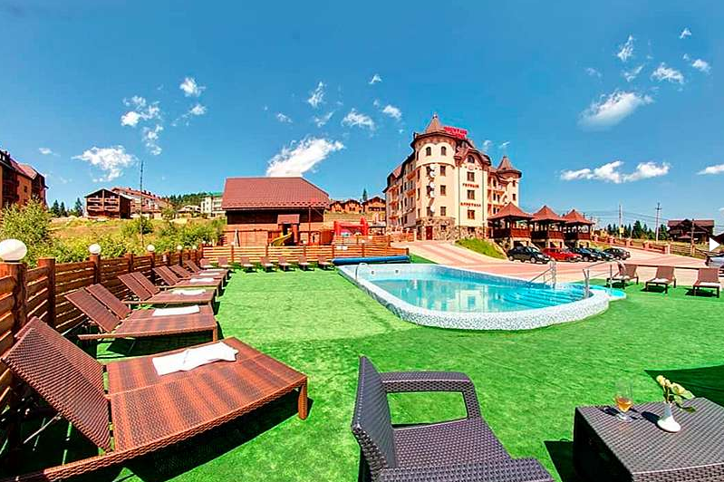 Я тут порахував наші витрати за цей місяць. Костюм обійшовся в копієчку. Плюс подарунок шефу — ми з хлопцями скидалися на дорогий годинник, моя частка чимала. А тепер дивись… — він повернув до неї екран телефону. — Нова сукня для тебе — це мінімум три тисячі, якщо не купувати мотлох. Зачіска, макіяж у салоні — ще півтори. Манікюр — п’ятсот. Взуття? У тебе ж немає туфель під нову сукню? Ще дві тисячі. А ще ж треба куртку якусь пристойну, бо в твоїй старій плащівці соромно з машини виходити біля входу.  — Разом виходить майже вісім-дев’ять тисяч на один вечір, — підсумував Віктор. — І це тільки щоб ти «постояла поруч». Я подумав… Нащо нам зараз такі витрати? У нас за опалення борг, Маринці на навчання треба відкласти. — Але ж Володимир Антонович запрошував з дружинами… — голос Лариси ледь тремтів. — Ти сам казав, це важливо для репутації. — Та хто там на тих дружин дивиться? — махнув рукою Віктор. — Скажу, що ти прихворіла. Тиск піднявся або застуда. Ніхто й не помітить. Там буде суто чоловіча компанія, вирішуватимемо серйозні справи. Тобі там буде нудно, тільки ноги в нових туфлях натреш. Короче, я поїду сам. Так раціональніше