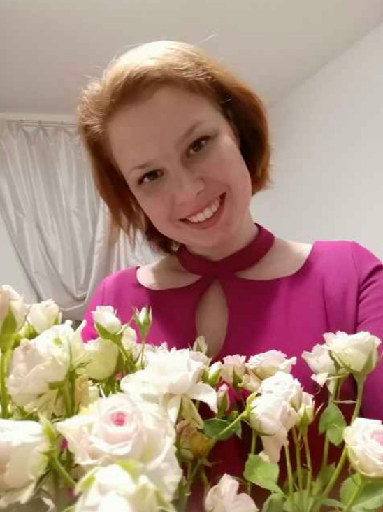 — Добре, — несподівано тихо і спокійно сказала вона. — Можеш іти жити до тата. Я не проти. — Що… правда? — розгублено і здивовано перепитала дівчинка, підозрюючи, що в цих словах криється якийсь хитрий підступ. — Так. Іди збирай свої речі, я сама тебе до нього відвезу. Маринка неймовірно зраділа! Вона прожогом побігла до своєї кімнати, гарячково покидала в спортивну сумку підручники, зошити, улюблений одяг і всілякі важливі дрібниці. Тату вона дзвонити не стала. Вирішила зробити сюрприз, адже точно знала, що він теж буде безмежно щасливий. Тепер вони зможуть проводити купу часу разом!