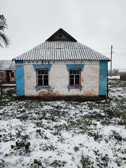 В Сашка не стало сестри Ганни. Вже наступного дня він поїхав у село, де вона жила. Хату Ганни Сашко знайшов швидко. Він глянув на будинок і дуже здивувався. Це була напіврозвалена хатинка. Як у ній могли жити люди залишалося величезною загадкою… Поминки Ганни пройшли швидко. На цвинтарі окрім нього та сусідки нікого не було. Запрошувати в будинок Сашко нікого не став. Дав грошей сусідці і попросив її щось організувати… Але коли сусідка йому дещо розповіла про Ганну, Сашко оторопів від несподіванки. Він не знав, що тепер робити