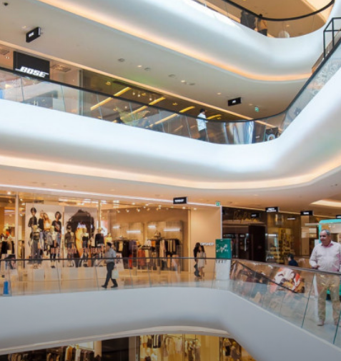 Мамо, ну скільки можна про одне й те саме? — голос Оксани в слухавці звучав різко, з тим особливим відтінком роздратування, який з’являється у людей, коли їм нагадують про обов’язки. — Я зараз у торговому центрі, тут шум, я ледь тебе чую. У мене свої потреби, розумієш? Марія Степанівна мимоволі сильніше стиснула апарат. — Оксанко, доню, я ж не прошу багато. Просто ліки від тиску подорожчали майже вдвічі, а пенсії ледь вистачає на хліб та газ. Я ж тобі все життя віддала, останню сорочку з себе, аби ти в місті вивчилаcя, — голос жінки здригнувся, і вона відвернулася до саду, щоб не бачити власного відображення у вікні. — Це було твоє власне рішення, мамо! — відрізала донька. — Я тебе не просила класти своє життя на вівтар мого благополуччя. Те, що ти вирішила бути жертвою, не робить мене твоєю боржницею до кінця днів. У мене кредит за нову автівку, іпотека за квартиру в елітному районі, дітям треба брендовий одяг, бо в школі засміють. Сама знаєш, який зараз час — виживає найсильніший