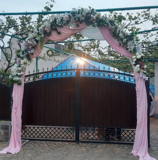 Сергій та Уляна готувалися до весілля. Сергій вирішив поїхати на заробітки, щоб підзаробити. А коли повернувся Уляна побачила, що він змінився. До весілля залишалося два дні. Уляна не змогла додзвонитися до Сергія увесь день. Надвечір вона отримала лише повідомлення дивного змісту: “Вибач, я покохав її. Я не можу ламати життя всім нам. Прощавай”. Що було далі, можна лише уявити