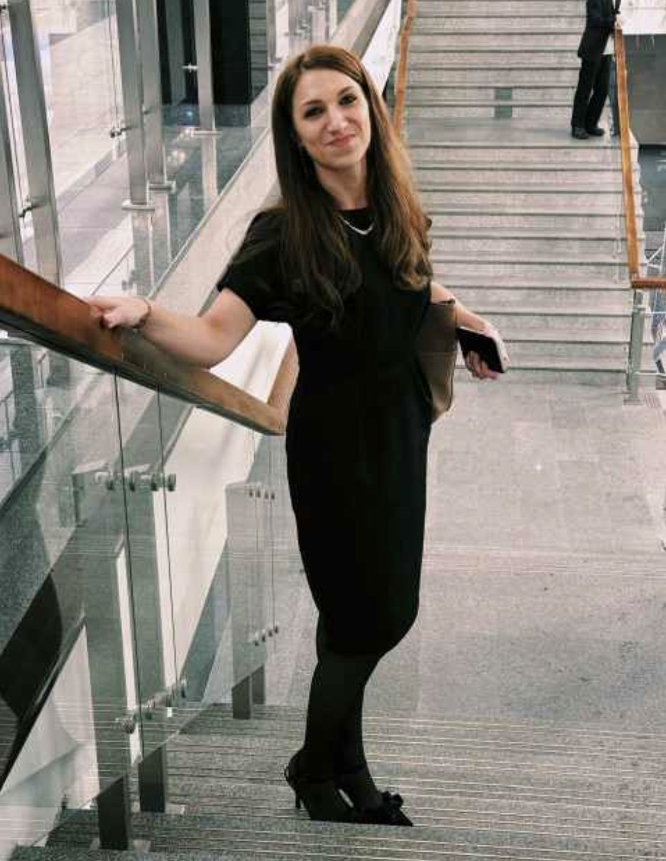 О 6-й ранку чоловік скинув мене з ліжка. Спочатку я подумала, що це прикра випадковість, але вже наступного дня ситуація повторилася. Це сталося після нашого візиту до його матері в село. Ми прожили в шлюбі лише пів року, однак після цього інциденту я твердо вирішила подати на розлучення. Причина, через яку чоловік так зі мною поводився, мене просто приголомшила.