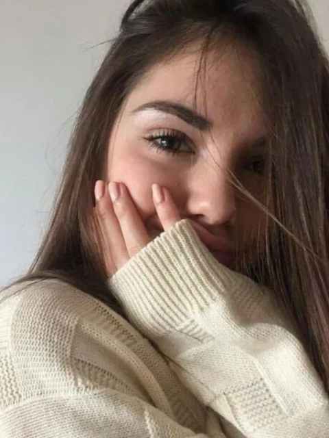 -Мати взагалі говорить, що його причарували. Коротше кажучи, Міла буде тепер жити поруч з нами, це ж її хата, навпроти, поки у нас поживе, ремонт зробимо, тоді до себе перебереться. Чи варто говорити, що Іван закохався в Мілу, безповоротно. Навіть ні, не те що закохався, він ніби і любив її, все життя, просто забув, а тепер ось згадав…