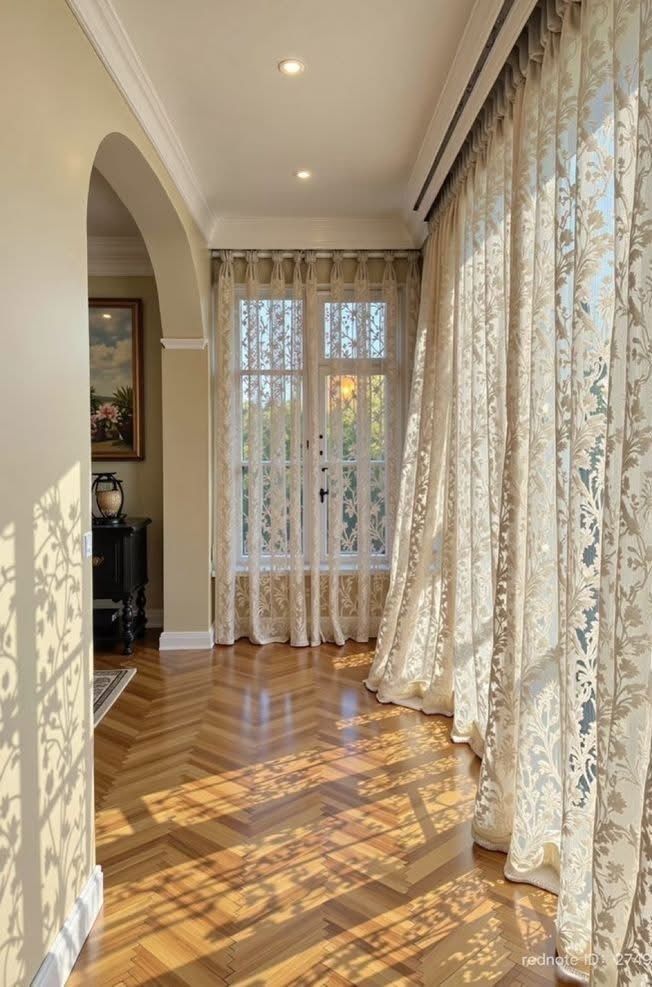 — Ну хороми, і справді хороми! — захоплено оглядали будинок мати з тіткою. — Ось тут справді люстру б поміняти. А тут штори інші повісити. А цю тумбу перефарбувати. Ой… а чого взуттєва шафа облущена? — Так задумано, — відповідала Вероніка…