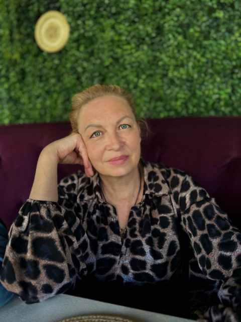 Григорію, я розлучення не підпишу! — впевнено сказала дружина. — Навіть якщо небо впаде на землю! Ти справді гадав, що після 35 років шлюбу, після всього, що ми пройшли, можна просто так забути мене? Григорій нервово смикав ґудзик на своїй старій куртці. У свої 64 він згорбився, обличчя вкрилося сіткою глибоких зморшок, а колись ясний погляд став каламутним і невпевненим. За його спиною, крізь прочинені двері під’їзду, виднілася тонка постать у яскраво-бірюзовому пальті. Молода жінка, років 30-ти. — Любо, не починай. Ну навіщо ці сцени? Квартира ж залишається тобі. Я забираю тільки свої книжки та інструменти. Я ж не звір якийсь, щоб залишати тебе без даху над головою. — Дах над головою? А що під цим дахом залишиться? Порожнеча? Холодні стіни, які пам’ятають, як ми разом шпалери клеїли, як дітей тут на ноги ставили? Ти мене за цілковиту дурепу маєш, Грицю? Думаєш, я не розумію, що ти просто втікаєш від старості до тієї ляльки