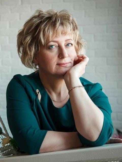 Останні п’ять років Ганна дедалі частіше почала бувати у колишньої свекрухи. Та одразу після виходу на пенсію сильно здала. Наче всі недуги разом, що стільки часу не являли собе, дали про себе знати. У Віктора були свої справи, він відмахувався і казав, що зайнятий. Донька Ірини Анатоліївни жила з чоловіком у сусідньому місті, в трьох годинах їзди, але була у матері рідко і теж жартувала, що матері просто на пенсії нудно, от і придумала вона собі недуги.