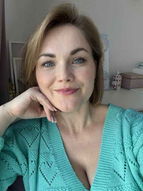 Чоловік пішов, коли доньці виповнилося два. Просто зібрав речі і поїхав до іншої жінки. Аліменти платив перший рік, потім перестав. Людмила не стала його шукати. Гордість не дозволяла. Вона економила на всьому. На собі — в першу чергу. — Мені нічого не треба. Ось ти виростеш, закінчиш навчання — тоді і куплю