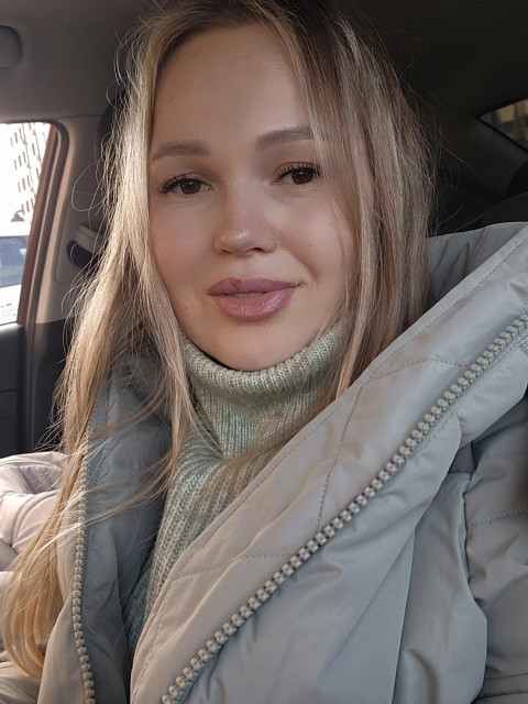 – Що робити, взагалі не знаю, – похитала головою Олена, розуміючи, що загнана в куток. – Знають тепер, що є гроші та вигадують, як їх витягнути. Навіщо я тільки проговорилася Вероніці щодо допомоги твоїй мамі! – Ну позич, – знизав плечима Олег, – не скажеш же, що в нас немає грошей. Образяться…