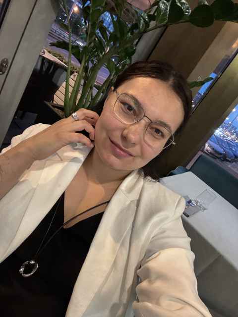 Через кілька місяців після виграшу батьки перестали впізнавати свою дочку. Поліна більше не розповідала про себе, а поради сприймала як докори. Тільки один раз, сидячи ввечері на кухні, Віктор Ілліч важко зітхнув і сказав… Галина Сергіївна кивнула, але нічого не відповіла. У глибині душі вона сподівалася, що Поліна все-таки впорається.