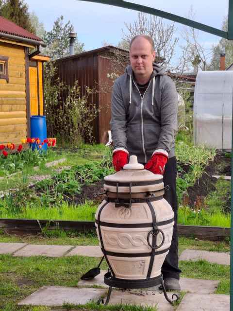 Зваживши всі “за”, та “проти”, Ігор перебрався в місто Кіри. Він винайняв квартиру, та влаштувався працювати. Ще за пів року вони почали жити разом. Те, що в Ігоря дві дочки від першого шлюбу, Кіру не бентежило. Вона теж виховувала сина одна. Жили вони з сином у маленькій однокімнатній квартирі, яку вона придбала після розлучення з першим чоловіком. Він тоді виплатив їй частину їхньої спільної квартири. Ось у цю однокімнатну квартиру й прийшов жити Ігор. Тісно, ​​звісно, ​​але все-таки – не орендоване житло