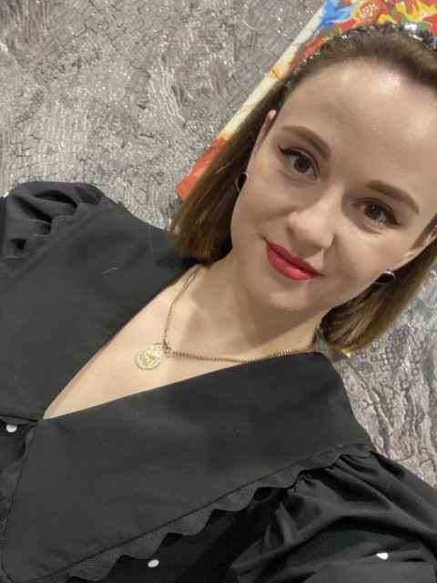 — Інвестиція — це Оксана, яка терпить тебе, недотепу, у себе вдома, — відрізала Марія Василівна. — До речі, Оксаночко, торт просто чудовий. Степан потягнувся за шматочком. Я м’яко, але рішуче перегородила йому шлях ножем для масла. — Двісті гривень, Степане. Або задовольняйся сушкою. — Ти серйозно? З рідного чоловіка? Та ще й при свекрусі?