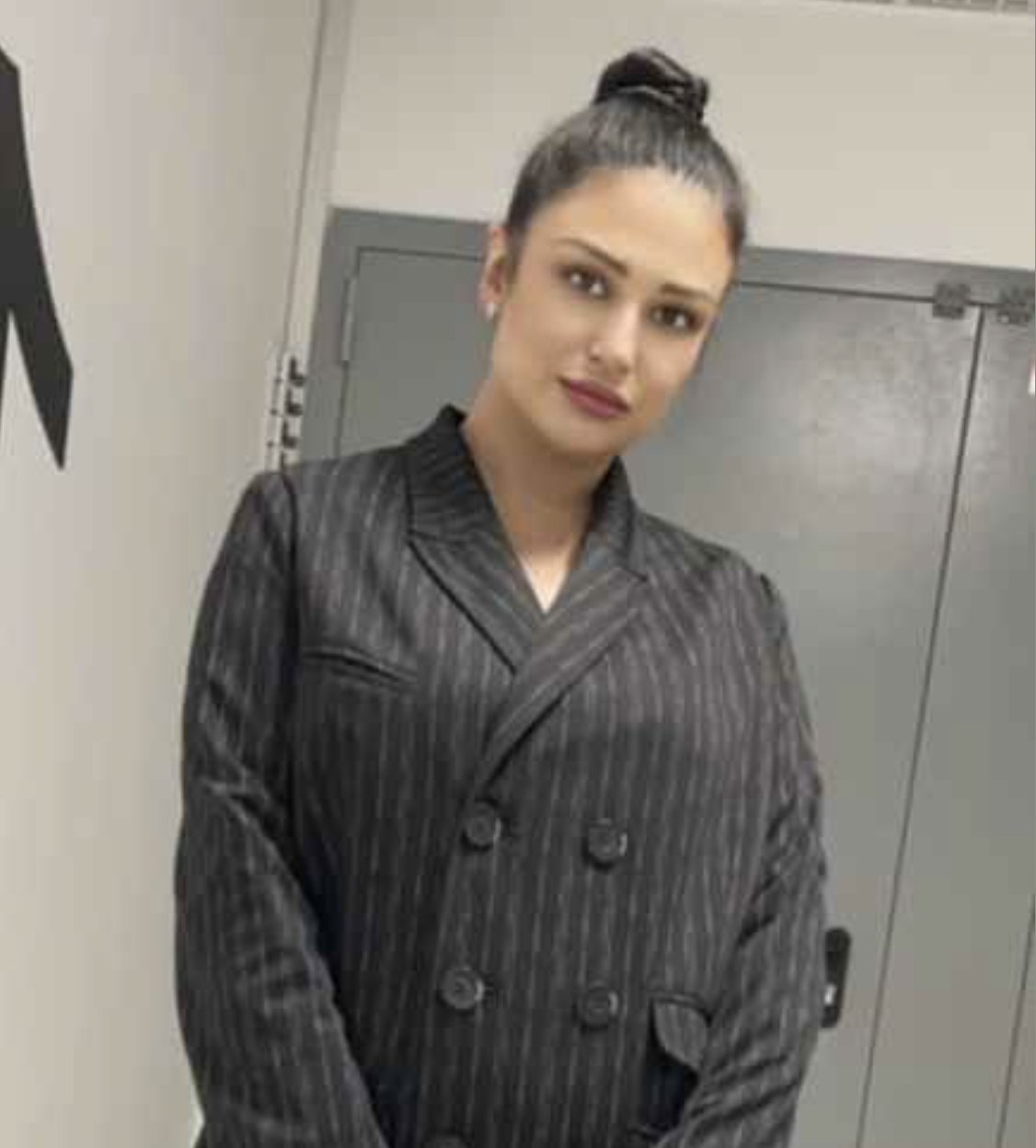 Ти сама зруйнувала моє життя, мамо! – Закричала Поліна щосили. – Якби ти тоді не влізла зі своїми вченнями, якби не заборонила мені з ним зустрічатися, я б зараз не рахувала дріб’язок до зарплати в чужій обшарпаній однокімнатній! – Та припини ти цю виставу, – ліниво простягла Дар’я, старша сестра Поліни, гидливо відсуваючи від себе тарілку з недоїденим тортом. – Тобі бодай фізично не діставалося. – Подумаєш, велика трагедія – заборонили з хлопчиком за ручку гуляти! Зате над тобою не стояли з ременем і потиличники не роздавали, коли ти відмовлялася математику вирішувати.