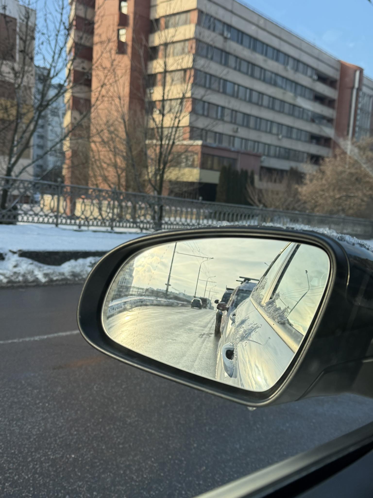 Андрій повернувся пізно ввечері. Він зайшов бадьоро, насвистуючи якусь мелодію. — Ох і втомився я, Ксюхо! Мама там нагодувала обідом, ледь доїхав назад. Але дах тепер як новий, жодна крапля не пройде. Він зайшов у коридор і замовк. Його погляд впав на валізи. — Це що таке? — він спробував усміхнутися, але очі вже видавали тривогу. — Ти що, вирішила серед ночі на море махнути? Оксана вийшла до нього. Вона була блідою, але спокійною. — Ти їдеш, Андрію. До мами. Або туди, де ти сьогодні насправді «латав дах». На тому синьому авто біля гарного паркану. Він зблід. Це сталося миттєво. Його впевненість розчинилася, як цукор у гарячій воді