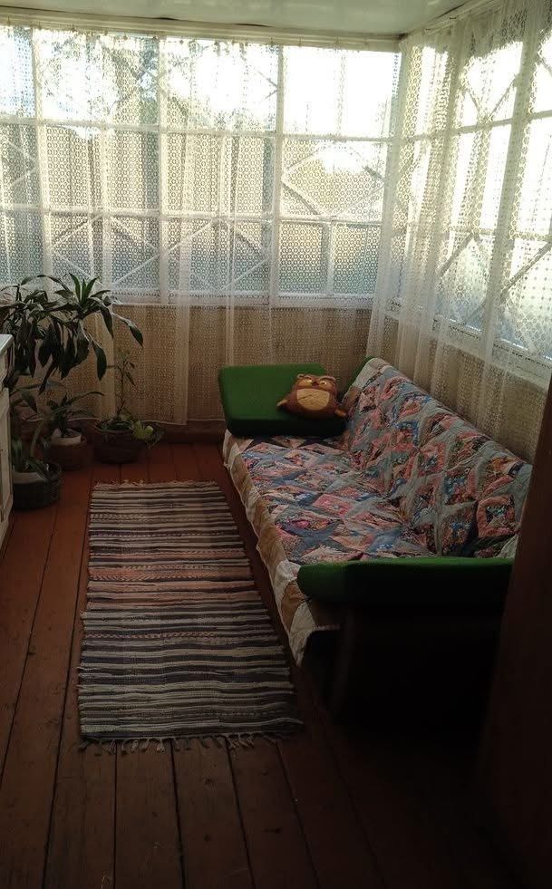 Здалеку показалися рідні ворота, і молодий чоловік раптом помітив, що трава давно не скошена. Це здалося Гриші дуже дивним, оскільки батько ніколи не допускав, щоб ділянка заростала. Підійшовши до хвіртки, хлопець штовхнув її. У дворі теж все виглядало недоглянутим, а на дверях висів замок. Схвильований Григорій позадкував і вийшов через ворота. Він підійшов до сусіднього будинку і постукав у вікно. – Гришко, це ти? – ахнула баба Рая, виглянувши з-за фіранки. – Невже з армії повернувся?