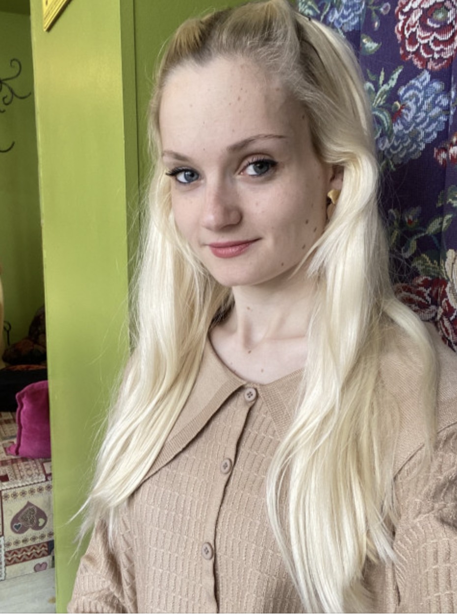 Ти знову тільки каву п’єш? А я що, їсти повинен? Чому ти нічого не приготувала? – роздратовано вимовив Стас, переглядаючи ранкову пошту на своєму новенькому ноутбуці. Його пальці нервово постукували по клавіатурі, а погляд раз у раз ковзав на дружину, яка затишно вмостилася в кріслі біля вікна.