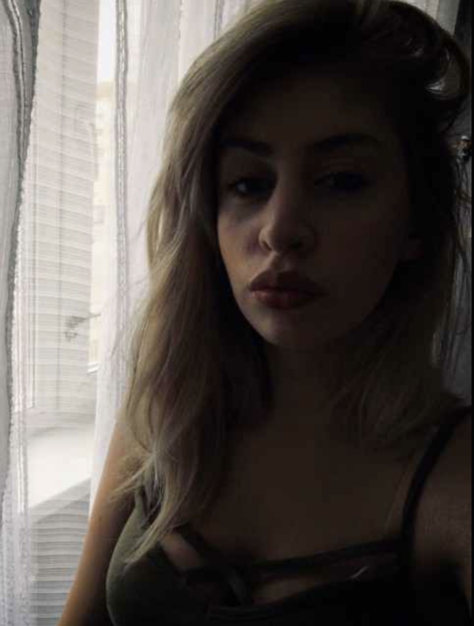 Знаєш, мені здається, що ми з чоловіком уже й не так хочемо ту хату купувати, як його мама, — бідкається Ганна, не знаходячи собі місця. — Після останніх її вибриків… Може, нам і у звичайній двокімнатній добре буде… Ганна ділиться з подругою наболілим: вони з чоловіком мріють про власний будинок. Справжній, із садочком, квітниками, гойдалкою для малечі та затишною альтанкою, де пахне димком від мангала. Дім їм потрібен для себе, для родини, для майбутнього. А от іще одна господиня, якою вже бачить себе мама чоловіка, Олена Олександрівна, Ганні там категорично не потрібна. Навіть у гості — і то важко. Хоча зараз на її «набіги» невістка ще якось заплющує очі, але, Боже ж мій, як це важко.