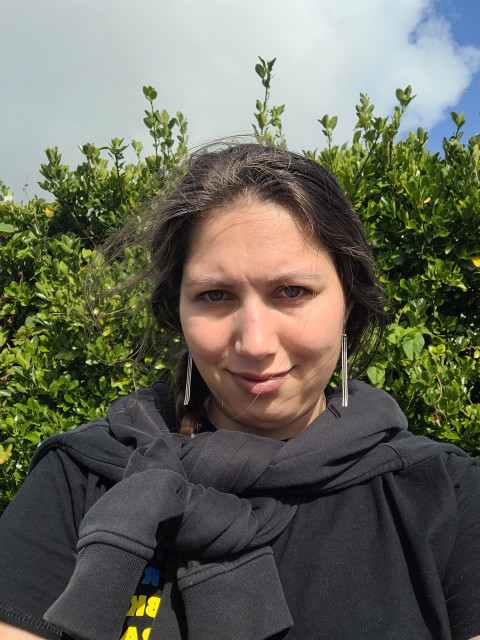 Я не знала, що сказати. Сльози підступили самі. Не від жалю — від втоми. Від того, що п’ятнадцять років він був тінню, а тепер раптом став людиною з крові й болю. Я поставила чайник. Ми сиділи мовчки.