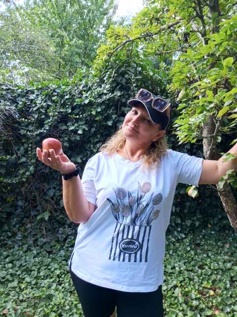 Син і дочка завмерли, дивлячись. — До речі, все майно, як і раніше, записано на Тамару. Так що у вас є два варіанти: або ви разом скидаєтеся і робите в будинку матері хороший ремонт, або вона залишає собі один з ваших будинків, і вам доведеться жити в одному. Тамара приголомшено подивилася на сестру.