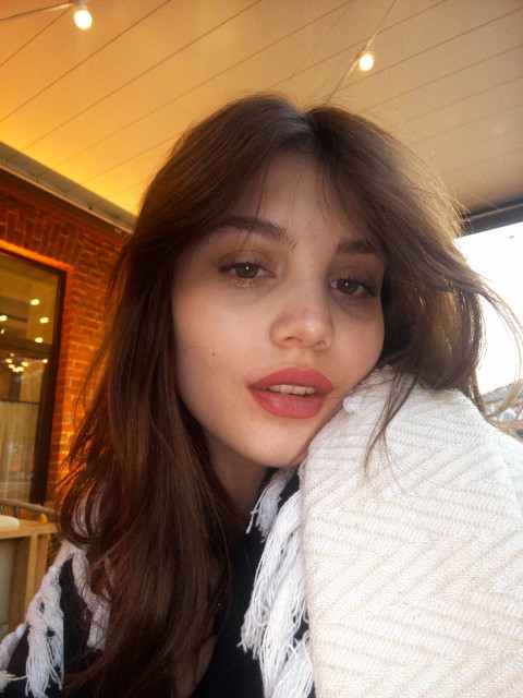 – Усе фігуру бережеш, – розуміючи кивнула літня жінка. – І правильно, жінка повинна стежити за собою. Чоловіки, як відомо, люблять очима, спочатку на зовнішність дивляться і тільки потім звертають увагу на зміст. Але знаєш, іноді все ж таки можна себе побалувати, тим більше, що ми з тобою заслужили, он скільки справ переробили! Чи я не права? – Ось ти кажеш, бабусю, що чоловіки люблять очима. Тоді дай відповідь, що зі мною не так?