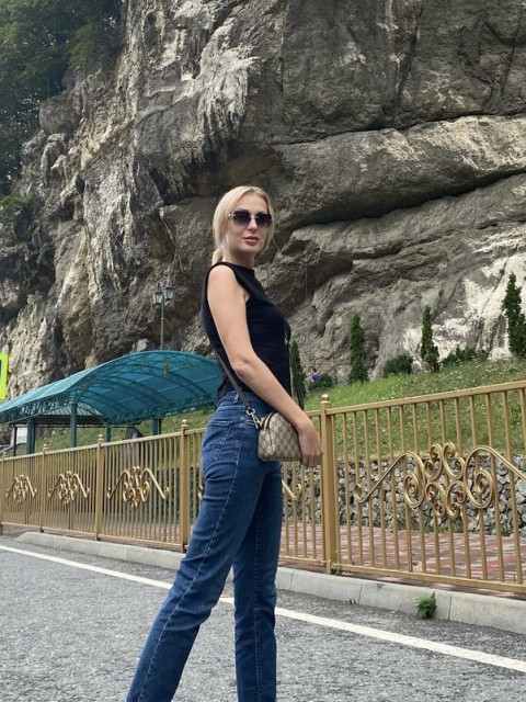 — Ти занадто скромна, Настя. Давай зробимо тобі прайс? Досить ґарувати безкоштовно! У тебе вже пів шафи завалено чужим одягом. Кому ґудзик перешити, кому штани підшити! Це все здається, легко і швидко, а насправді? Ти коли востаннє висипалася? — Юрко, ну не лай мене. Я не можу з подруг гроші брати. — Вони тебе експлуатують!