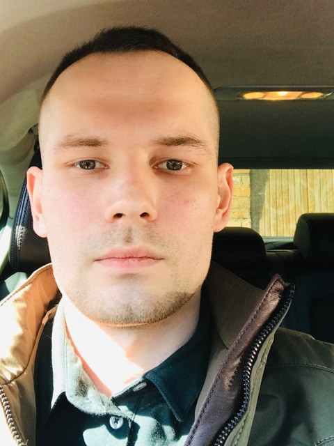 Прийшов свататися без особливої надії на успіх. А вона взяла, та й погодилася.Розписалися тихо і буденно в тому ж РАЦСі. Почали жити також тихо, без криків і лайки, без сварок і скандалів, оберігаючи почуття один одного. Адже вони, як і раніше, були друзями, і між ними не було пристрасті, що спалює плоть і позбавляє розуму. А ось розум якраз був.