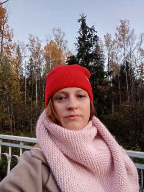 – Доню, ну що ти робиш? Сім’ю руйнуєш! Він, може, і безробітний, але чоловік у домі! Ти про Славка подумала? Хлопчику потрібний батько! – Мамо, який із нього батько? Він навіть за собою не може доглянути. – Але ж можна було якось почекати…