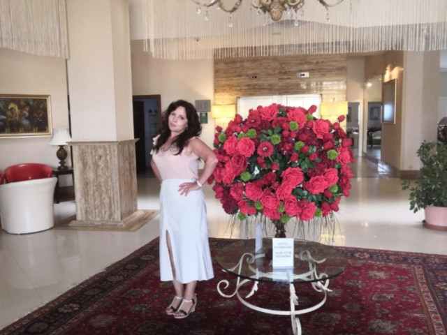 Олег потис руку мляво. Його “тріумф” розсипався. Картинка «успішний колишній і покинута дружина» не складалася. Поруч зі мною стояв чоловік, який був молодший за Олега років на п’ятнадцять. Вищий, стрункіший.