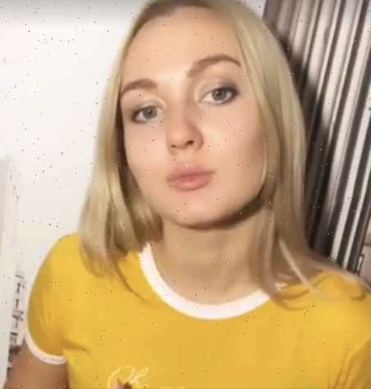 Семен стояв біля вітрини дитячого магазину і рахував у голові. Пенсія — маленька. Мінус комунальні — півтори. Мінус ліки для серця — майже сімсот. Мінус їжа… А машинка коштувала тисячу триста. — Дідусю, ну ходімо подивимося! — Ігор тягнув його за руку. — Тільки подивимося! Семен зітхнув. П’ятирічний онук не розумів, чому не можна купити червону машинку на пульті управління. Ту саму, про яку він мріяв вже пів року. — Ходімо, онучку. Подивимося. У магазині було шумно. Діти тягнули батьків до полиць з іграшками, батьки відмахувалися або діставали гаманці.