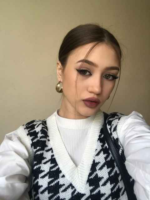 У мами наближався день народження. Ювілей – сорок п’ять років. Вона вирішила цього року відсвяткувати у ресторані, щоб усе було гарно. Вже купила собі сукню, тату костюм (хоч він і не дуже хотів його одягати), та й гостей чимало запросила. І Катя подумала, що ще один гість зовсім не завадить. Ось тільки як усе організувати?