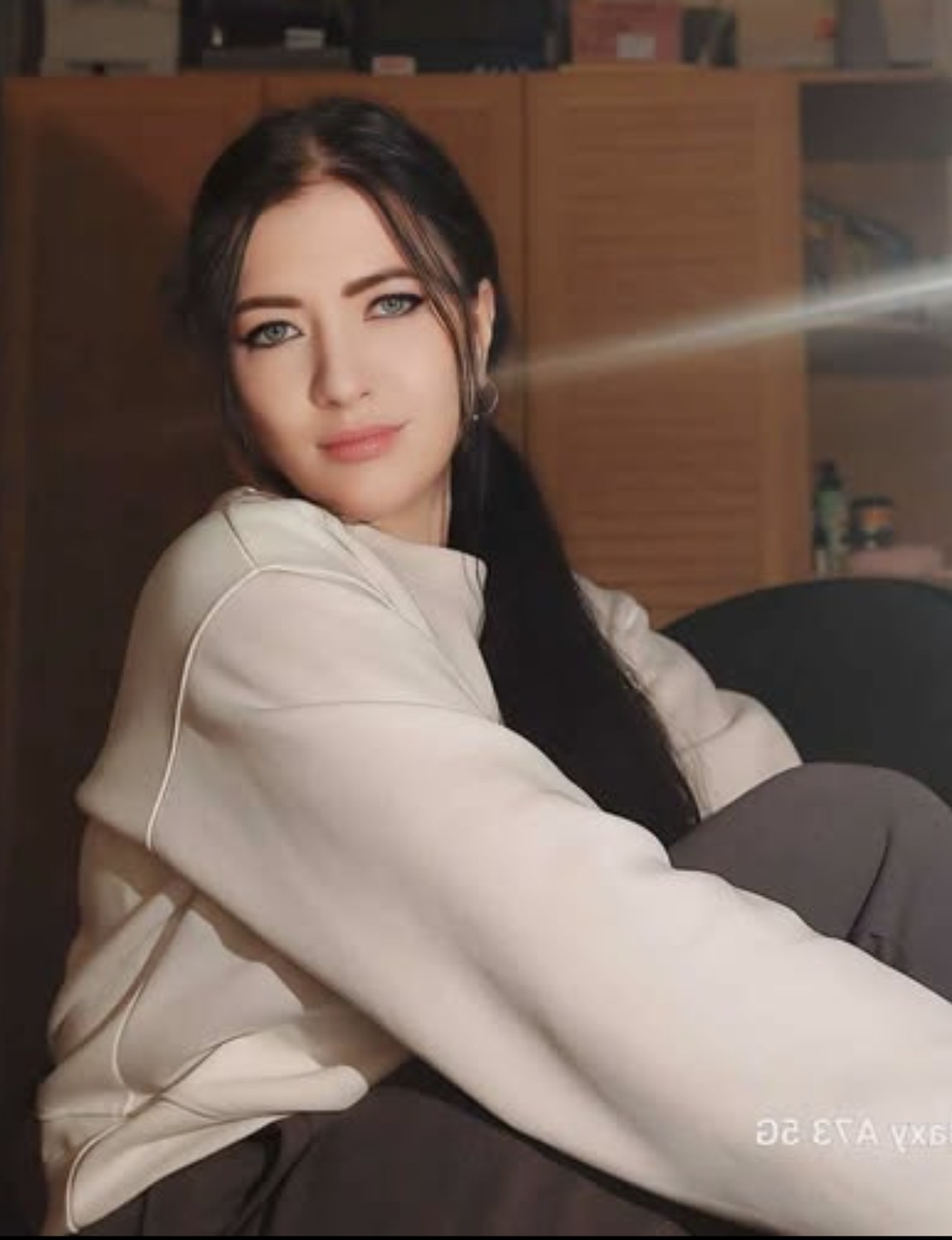 Знаєш що мамо, я більше тобі ні копійки не дам! – Оля втомилася йти не снідавши на роботу. – Я віддаю тобі гроші, але в хаті нема нічого! -А на що я повинна Світлану одягати? -Заробляй. Або чоловіка свого відправ на роботу. Грошей я тільки на квартплату даватиму. А все інше купуватиму тільки собі. І тільки спробуйте взяти. -Тоді геть з мого будинку!