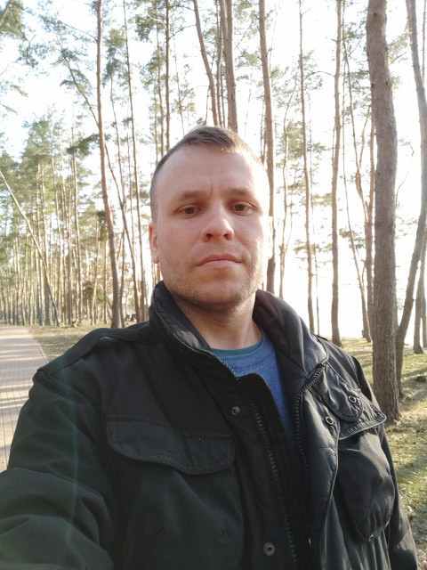 Щойно Любов Олегівна почала вимагати «зарплату», донька стала рідше кликати її сидіти з дітьми, адже присутність матері в домі тепер влітала їй у чималу копієчку. Дівчина чудово розуміла, що рано чи пізно чоловік помітить ці дірки в сімейному бюджеті й обов’язково запитає, куди зникають гроші.