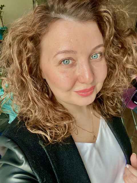 Тепер вона раптом уявила, як чоловік вирішить, що їм треба багато дітлахів… І вона застрягне в декреті ще дуже надовго! І найгірше буде те, яким буде цей декрет… Без грошей на все, на найнеобхідніше! З докорами. Жартами про те, що вона себе запустила, а все таке…