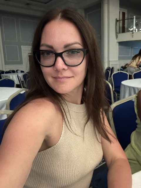 А Марина тим часом кожних вихідних, поки він спав до обіду, або зустрічався з друзями, переносила в нове житло свої речі. По дві-три речі за раз. Улюблені книги. Фото батьків. Бабусину скриньку. Документи про освіту. Той четвер почався, як завжди. Андрій пішов на роботу в гарному настрої – свистів у душі, довго вибирав краватку. А повернувся раніше часу з обличчям людини, яка прийняла доленосне рішення.