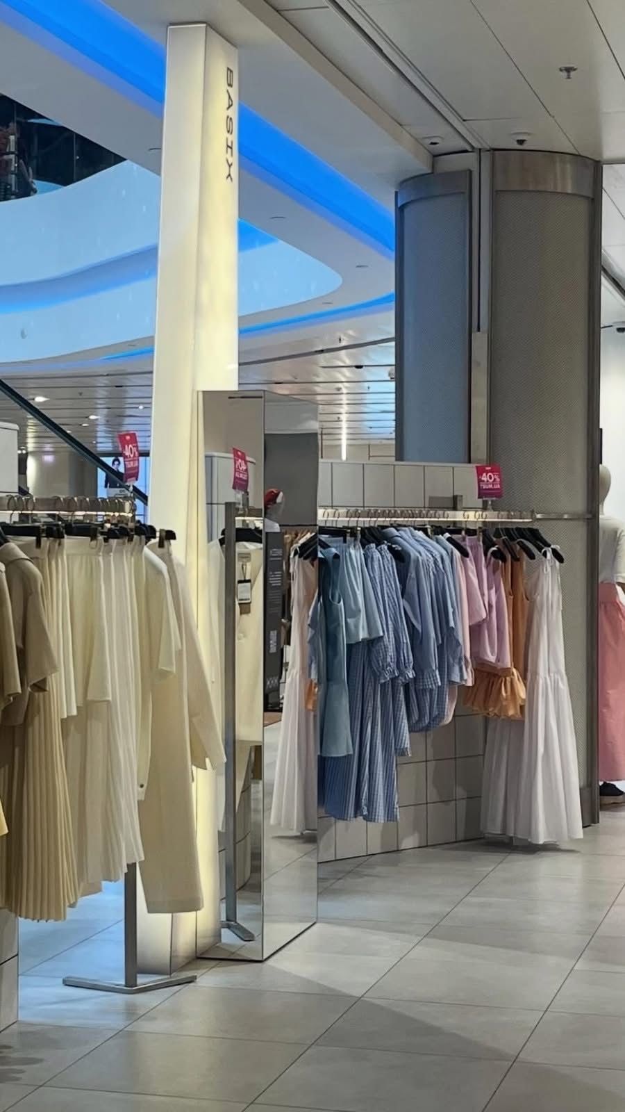 — Мамо, я хочу саме цю сукню. І мене взагалі не обходить, скільки там на ціннику. Говорила це дівчина років двадцяти двох, може, трохи старша: у стильній шкіряній куртці, з ідеально вкладеними локонами та впевненим поглядом. А поруч тупцяла жінка років п’ятдесяти. На ній було сіреньке пальто, яке, вочевидь, пережило вже не один сезон, а в руках вона стискала сумку з помітно затертими кутиками. 